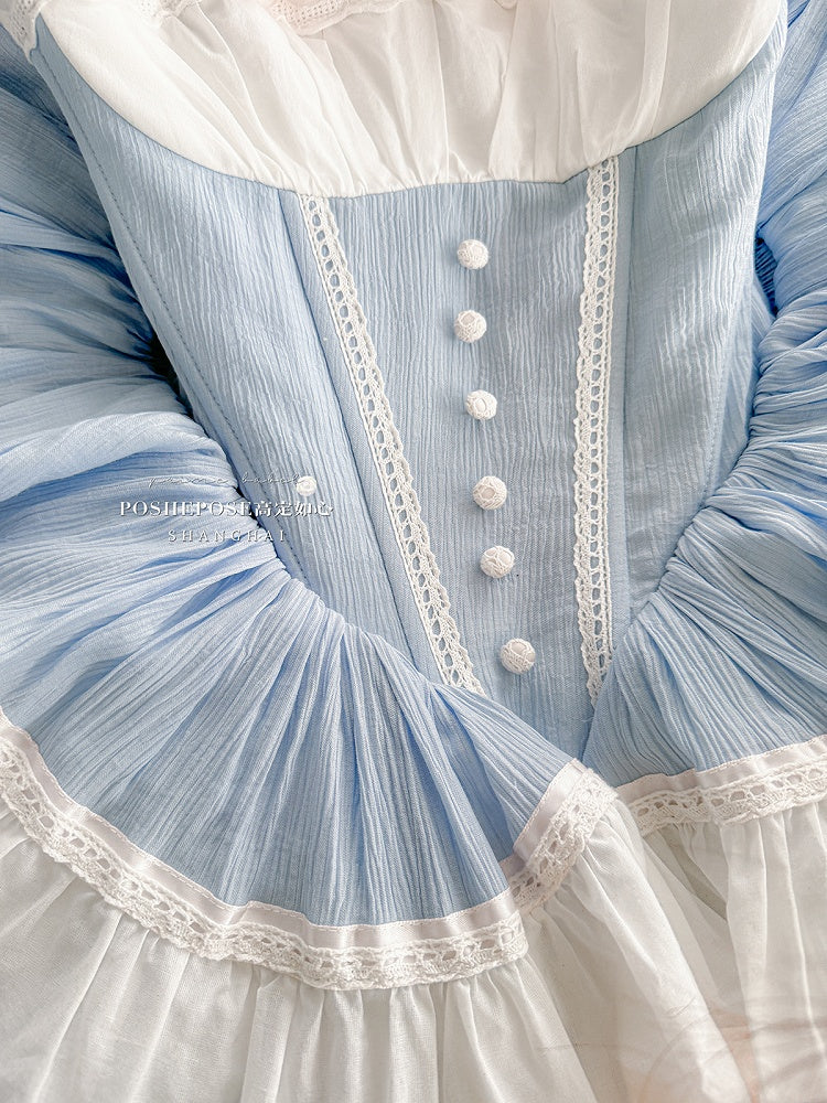 ブルーとピンクのスイートメイドエプロン＋バスクウエストティアードフリルヘムストラップレスパフィードレス