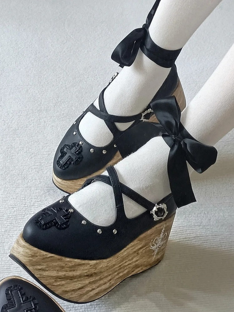 Cross Gothic Schwarzer Absatz mit Applikation 7cm und Plateauschuhe mit Schnürung am Knöchel