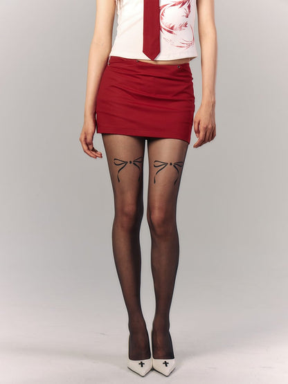 Mini-jupe moulante rouge, blanche devant, avec lettre brodée et dos clouté