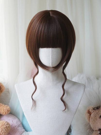 Karamellfarbene, gerade Perücke im Bob-Schnitt mit Pony und doppelten langen/kurzen Pferdeschwanz-Krallenclips