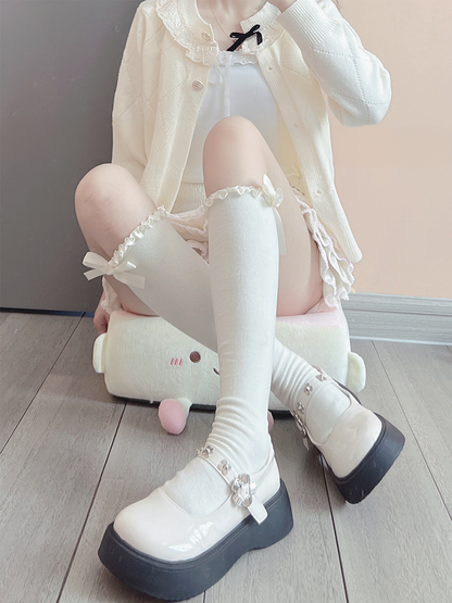 Milchweiße, süße Unterknee-Strümpfe mit Rüschenbündchen und Schleife