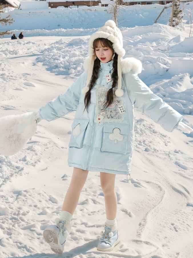 Blauer Daunenmantel mit Kapuze und Applikation