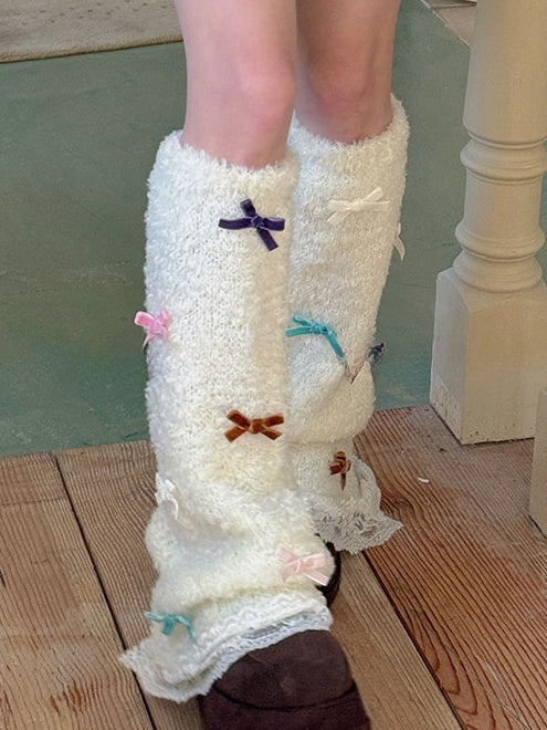 ホワイトのスイートなリボン結びレーストリムレッグウォーマー