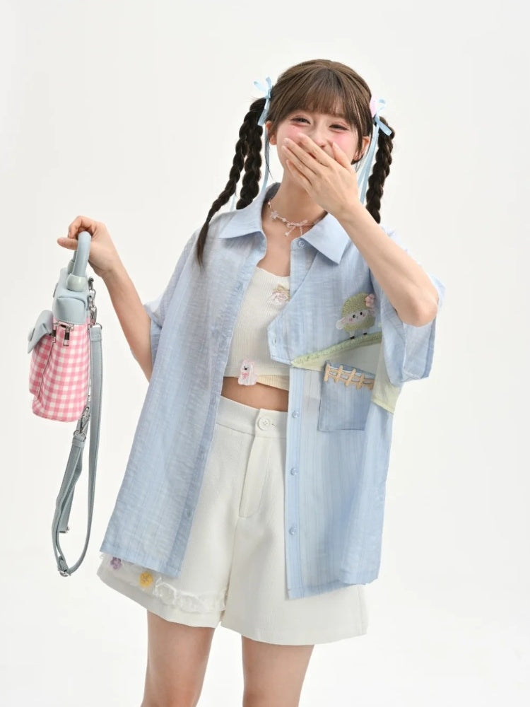 ラムライトブルーシャツネクタイ夢刺繍かわいい雲で飾られています