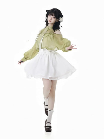 Grünes, halbtransparentes Oberteil im Cheongsam-Stil mit ausgeschnittenen Schultern und gerüschtem Ausschnitt