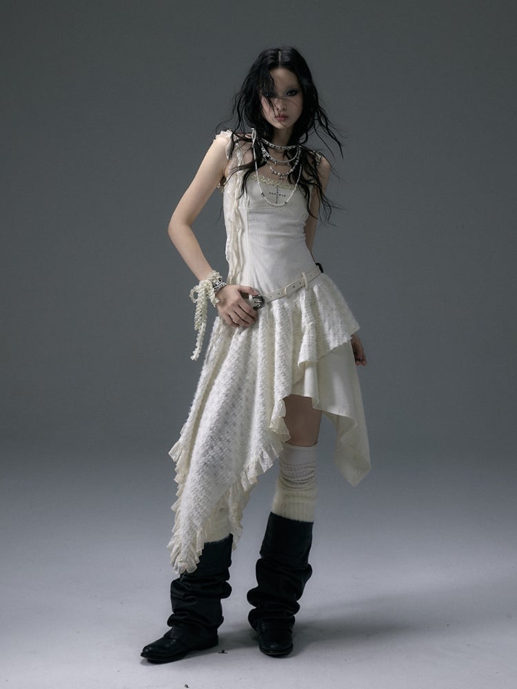 Aprikosenkleid mit Taschentuchsaum und Taillengürtel mit Schnalle