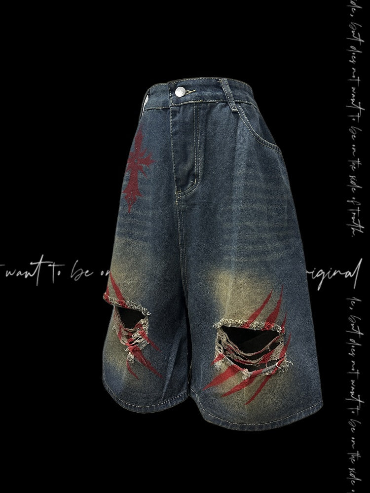 Blaue Denim-Shorts mit weitem Bein und verblassten Löchern im Scratch-Waschung-Look