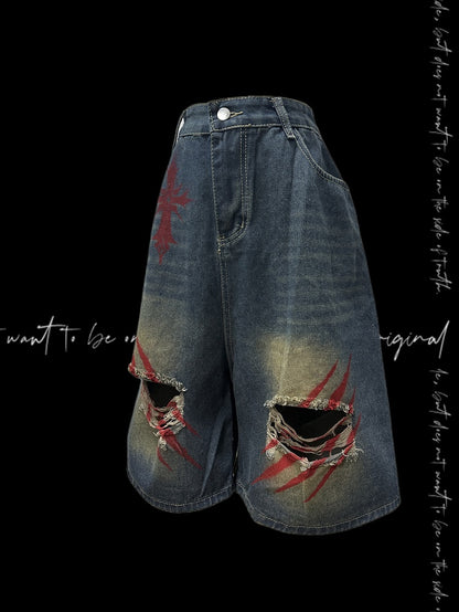 Blaue Denim-Shorts mit weitem Bein und verblassten Löchern im Scratch-Waschung-Look