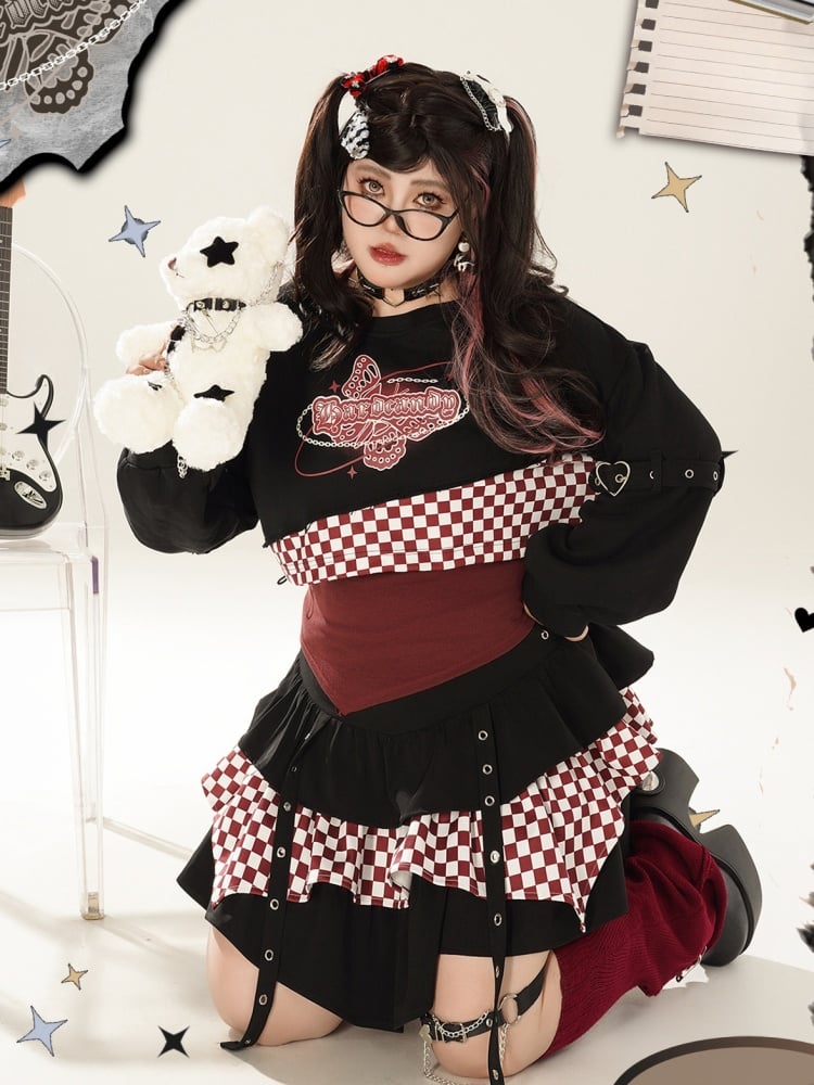 プラスサイズのチェック柄ブラック＆レッドのクロップド丈スウェットシャツとレッドのホルターネックトップス