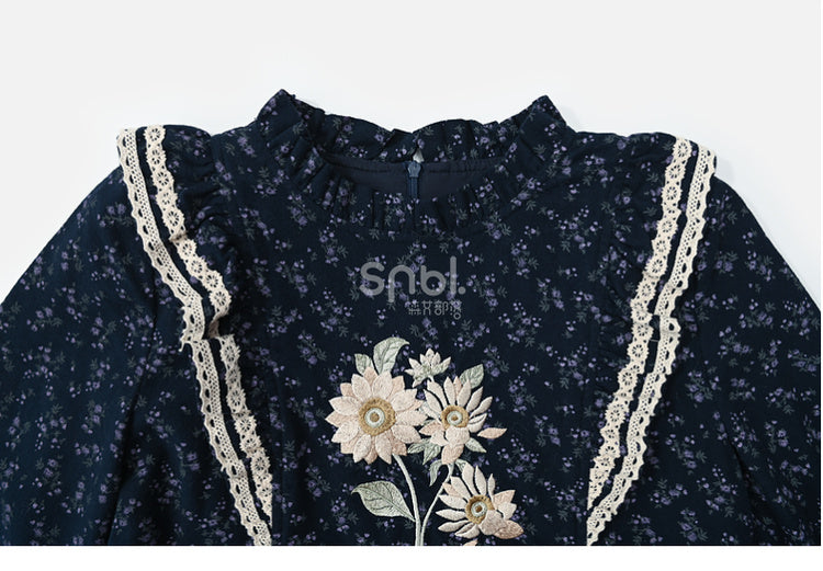 Dunkelblaues Mori Kei Blumenkleid mit Rüschenausschnitt und Blumenmuster