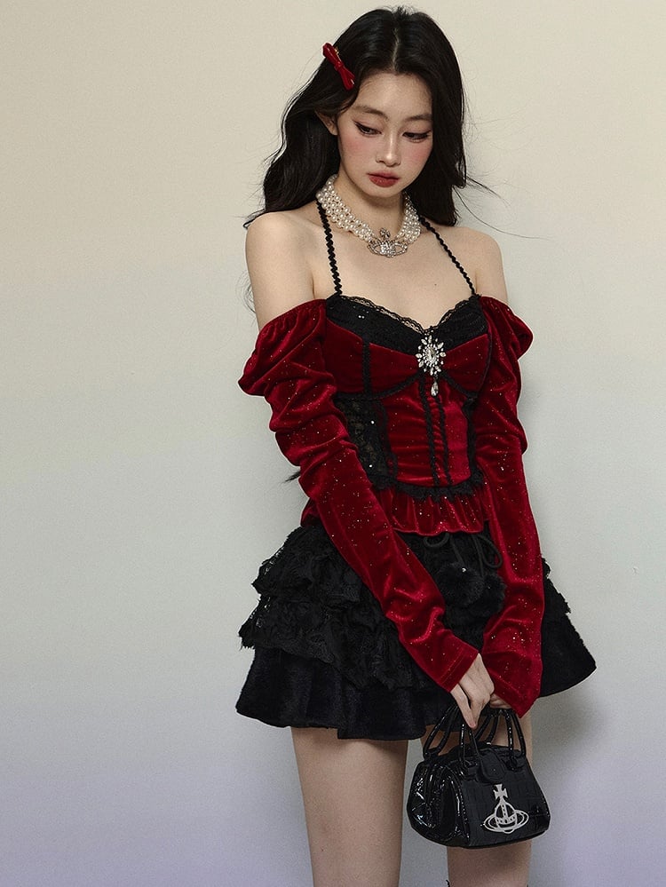 Mit roten Strasssteinen verziertes Neckholder-Top aus schimmerndem Samt