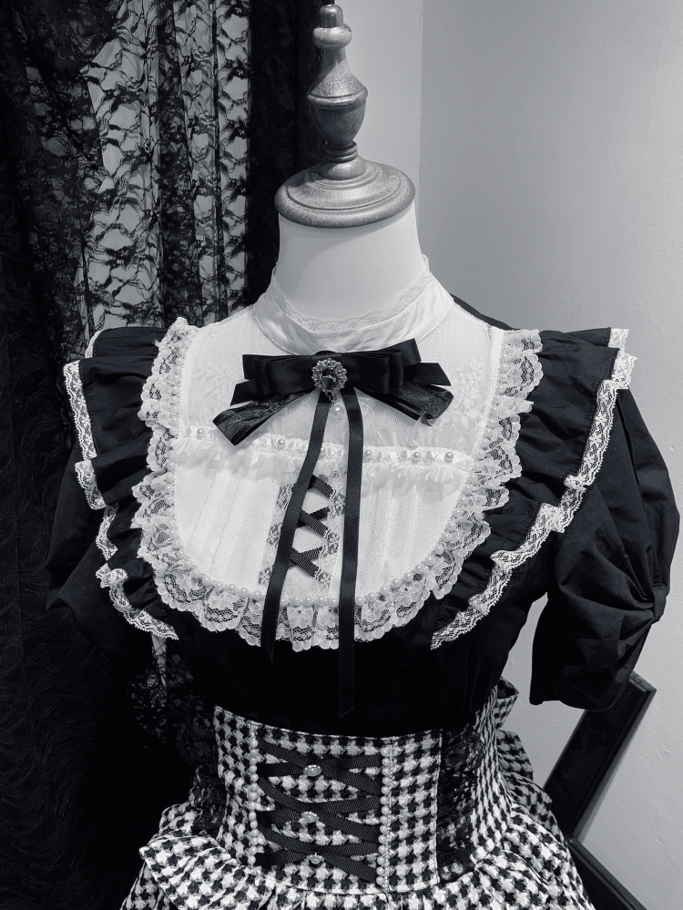 / Spitzenbesatz mit Perlendetails Weiße karierte Bluse Jirai Kei Illusionsausschnitt Schwarz