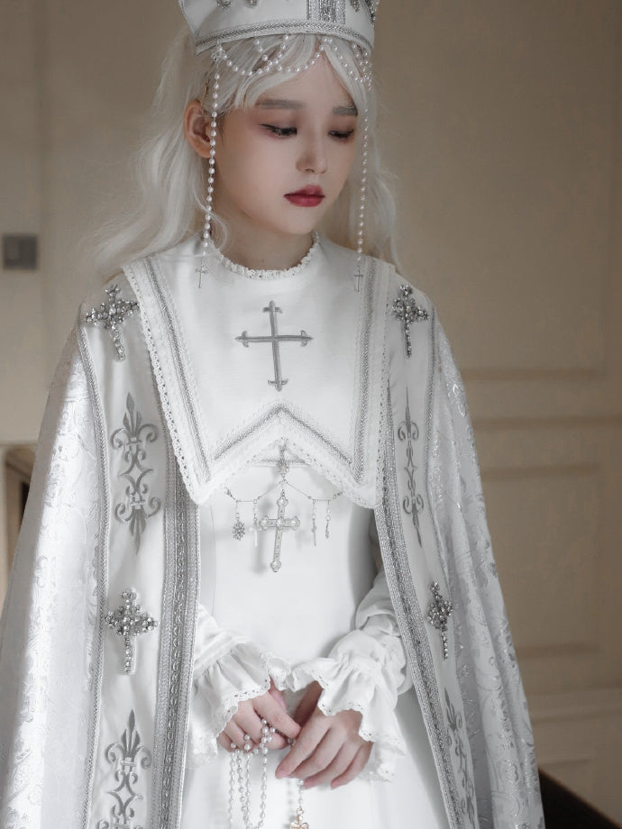Stickerei Silber Kreuz Lolita Verzierte Details Nonne Weiß und Umhang