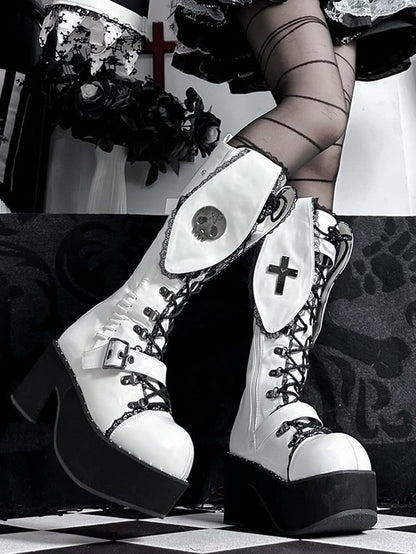 Weiß-schwarze Punk-Stiefel mit Hasenohr-Detail und Gothic-Plateau und Blockabsatz