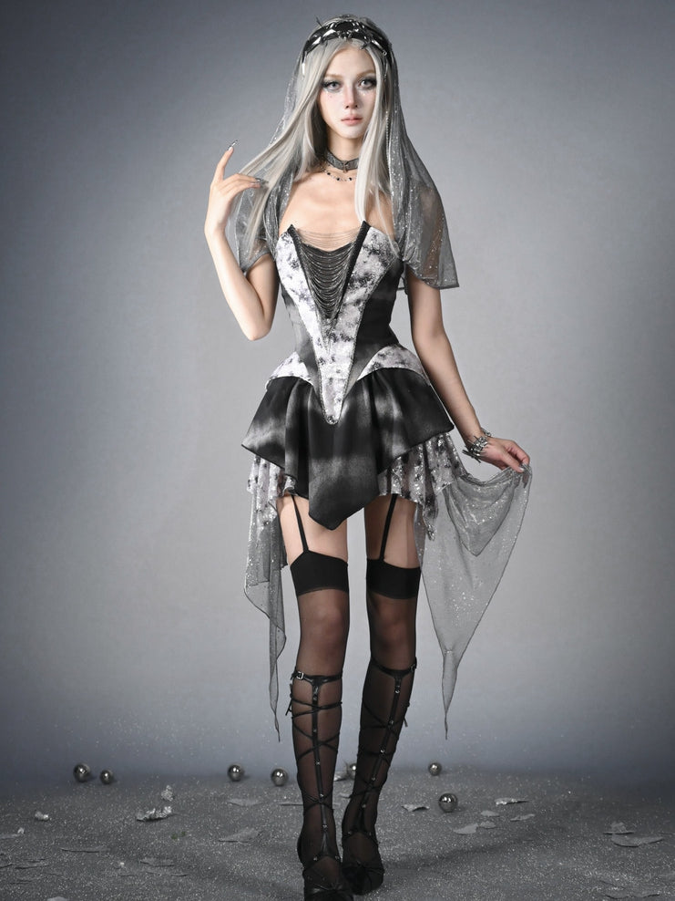 Futuristisches schwarzes Basken-Taillen-Metall-Y3K-Kapuzenkleid mit Taschentuch-Saumketten Cyberpunk-Modefront