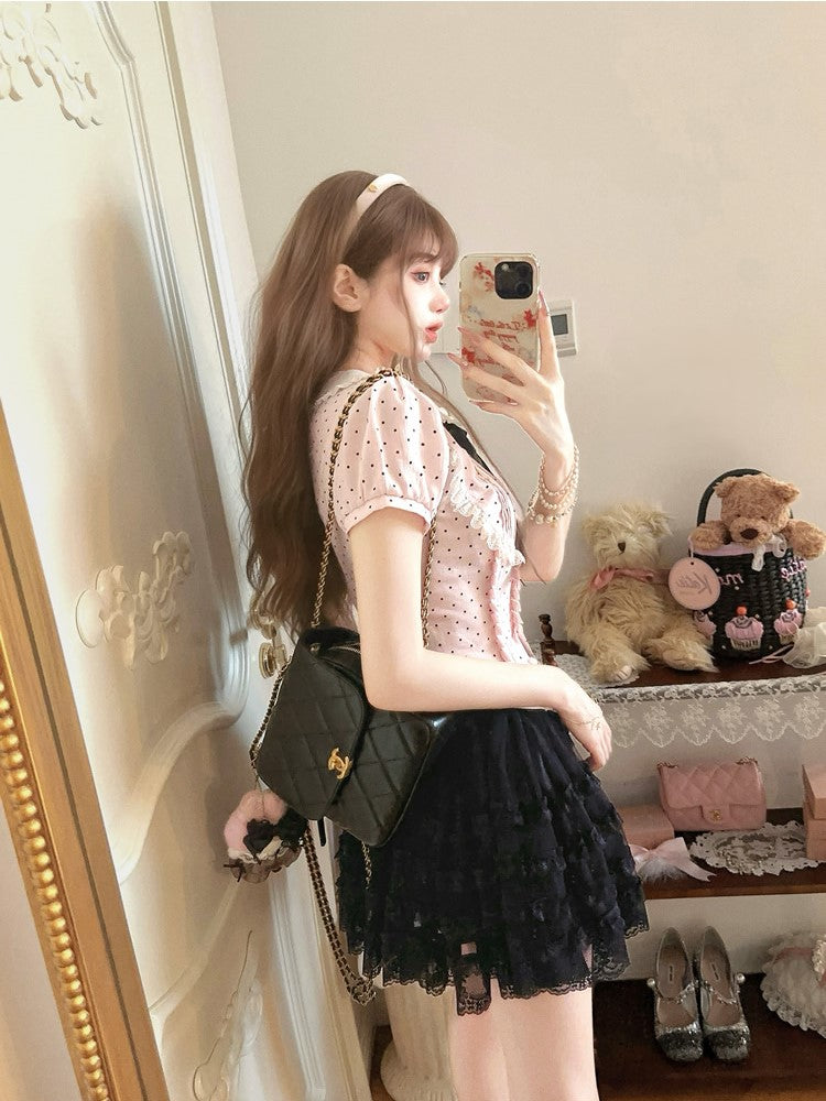 Bluse mit gepunkteten Akzenten und Dollcore-Rosa-Baumwolle in Schwarz