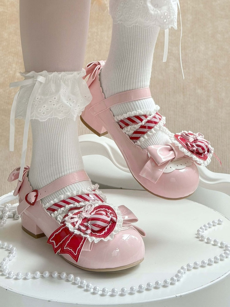 Janes Mary – Schuh mit kreuz und quer verlaufenden Clip-Riemen und Herzmotiv, tiefrot, gerüschte Spitze, rosa Design, süße runde Zehenpartie mit Schleifendetails