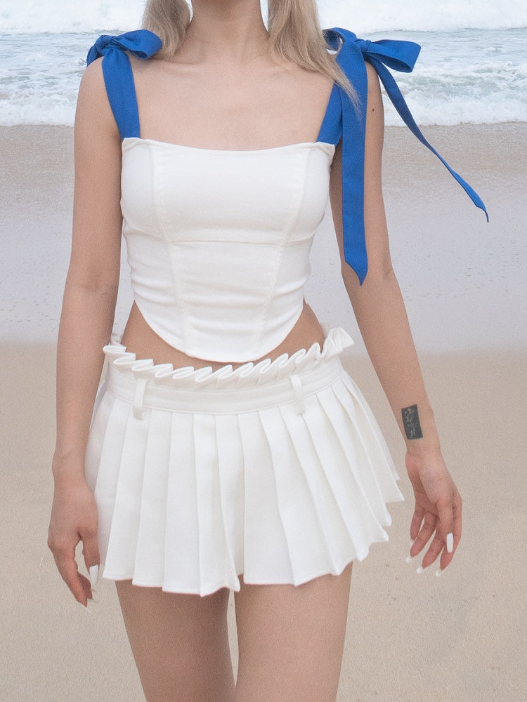 Weißes, ärmelloses Top mit abgerundetem Saum und blauen Trägern zum Selbstbinden