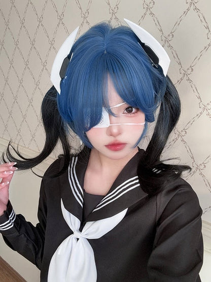 Schwarze, hüftlange, gewellte Perücke mit blauem Pony, 65 cm