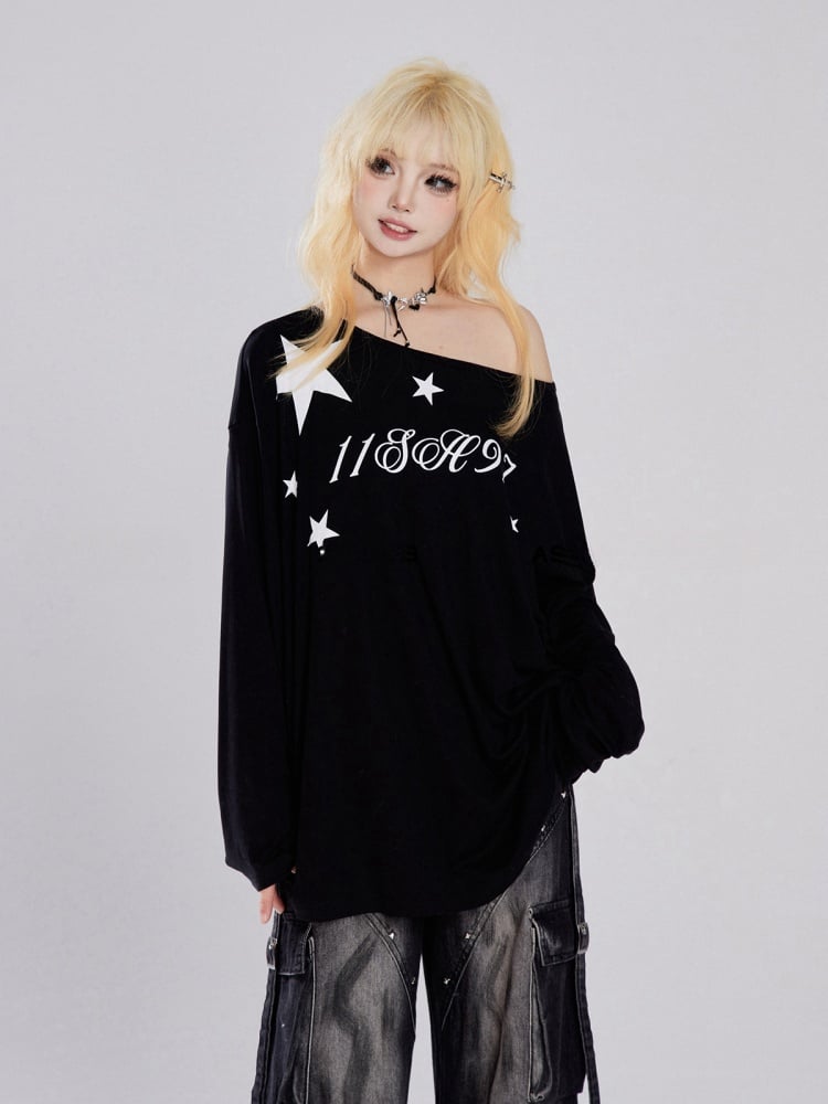 Schwarzes, lockeres Oberteil mit asymmetrischem Ausschnitt und Buchstabendruck