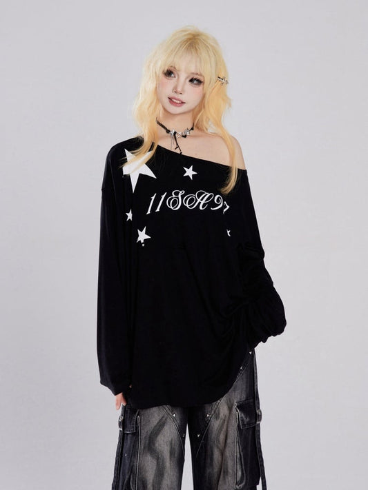 Schwarzes, lockeres Oberteil mit asymmetrischem Ausschnitt und Buchstabendruck