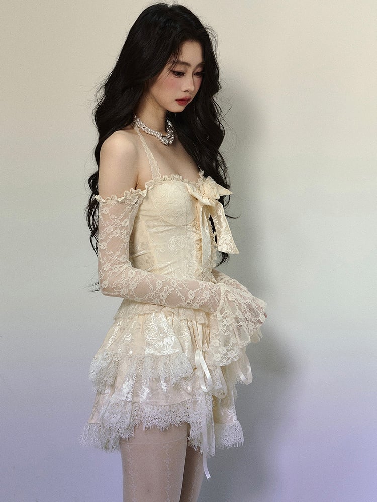 Aprikosenfarbenes Neckholderkleid aus Spitze mit Blumenschleife und Schnürdetail