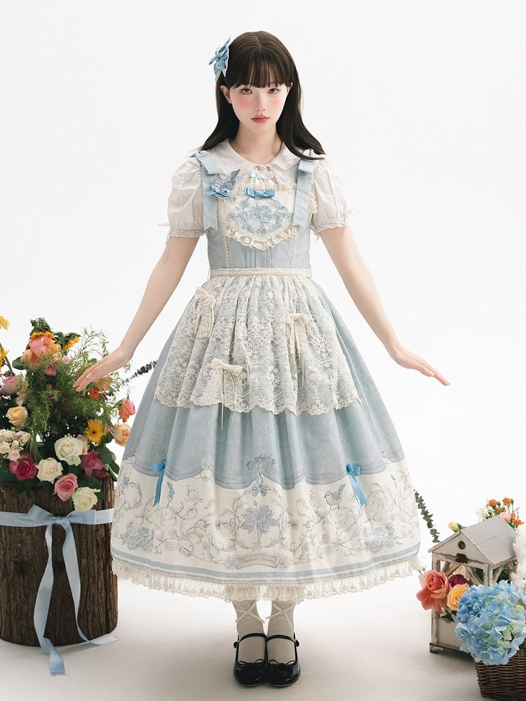 Lolita-Rock und blau bedruckter Pullover mit Blumenmeise