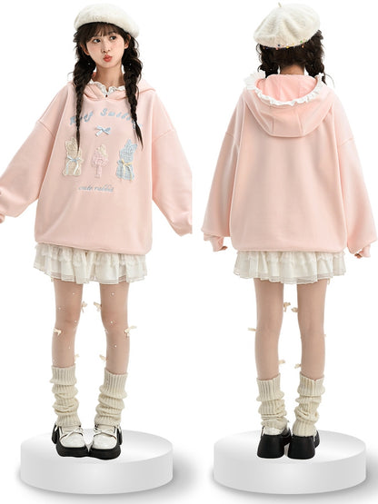 Rosafarbener, süßer Kapuzenpullover mit gehäkelten Häschendetails und Fleecefutter