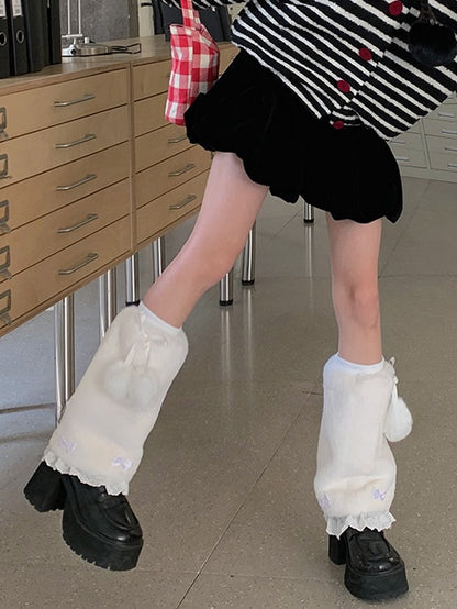 ホワイトのスイートな蝶結びレーストリムのプラッシュレッグウォーマー（ポンポン付き）