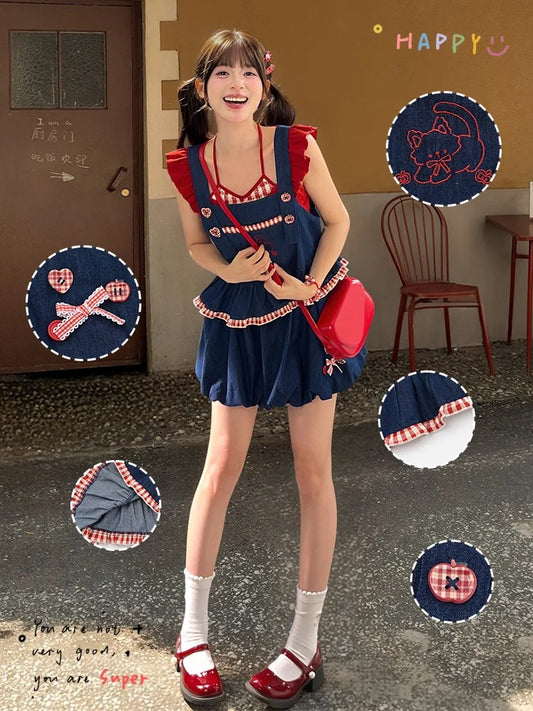 赤いチェック柄の裾、キティの刺繍ボタン、ハートのブルーのノースリーブトップス