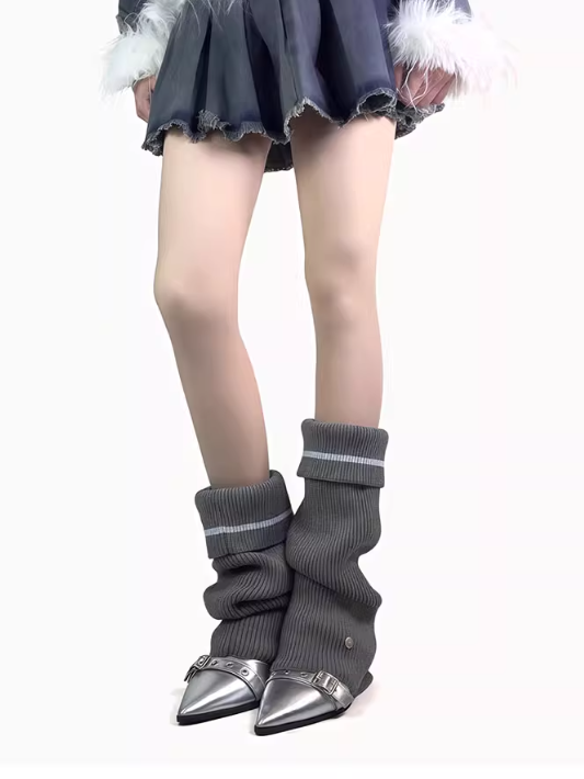 Gestrickte Beinwärmer mit Knopfumschlag