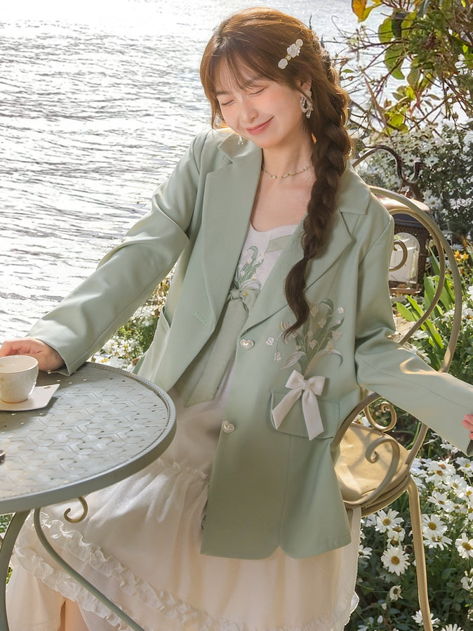 Blazer mit Blumenstickerei und grünen herzförmigen Knöpfen