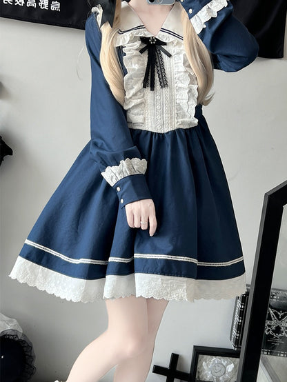 Dunkelblaues, langärmliges Kleid mit Rüschenbesatz über dem Knie