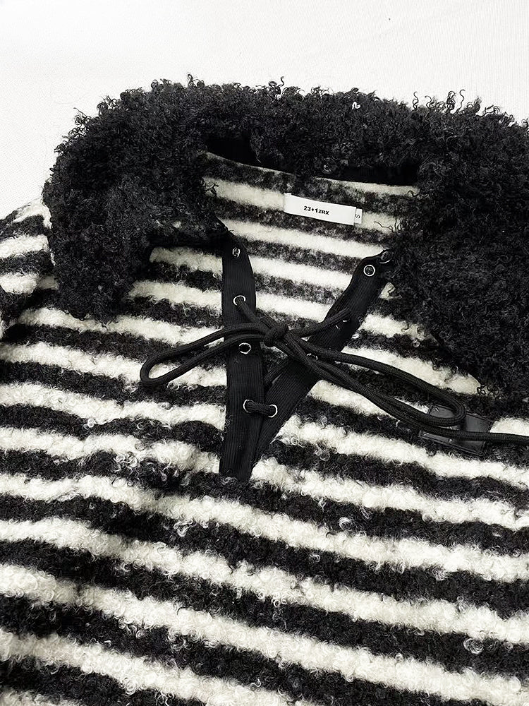 ブラック＆ホワイトのストライプ柄Vネックオーバーサイズニットスウェットシャツ（取り外し可能な襟付き）