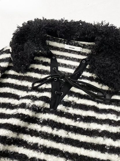 ブラック＆ホワイトのストライプ柄Vネックオーバーサイズニットスウェットシャツ（取り外し可能な襟付き）