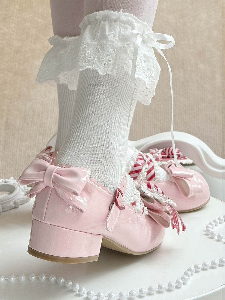 Janes Mary – Schuh mit kreuz und quer verlaufenden Clip-Riemen und Herzmotiv, tiefrot, gerüschte Spitze, rosa Design, süße runde Zehenpartie mit Schleifendetails