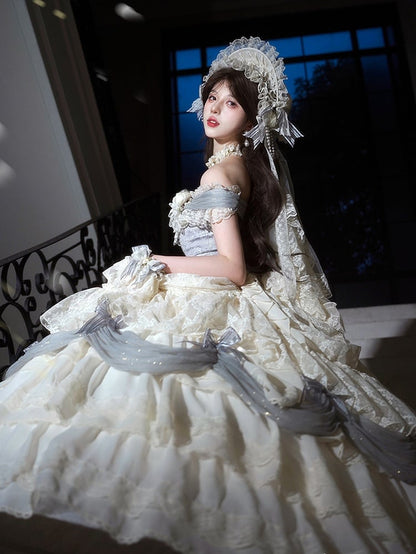 Staubblauer, eleganter Flachhut mit Blumenmuster und Schleier