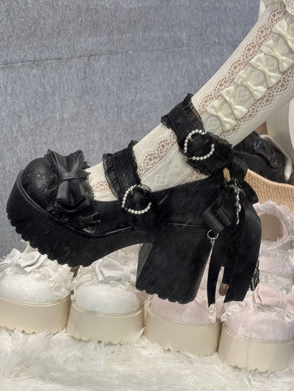 Schnalle mit Perlen und Schleife, Spitzenbesatz an den Trägern, Plateau-Akzente, Janes Jirai – Kei Heart Black Mary