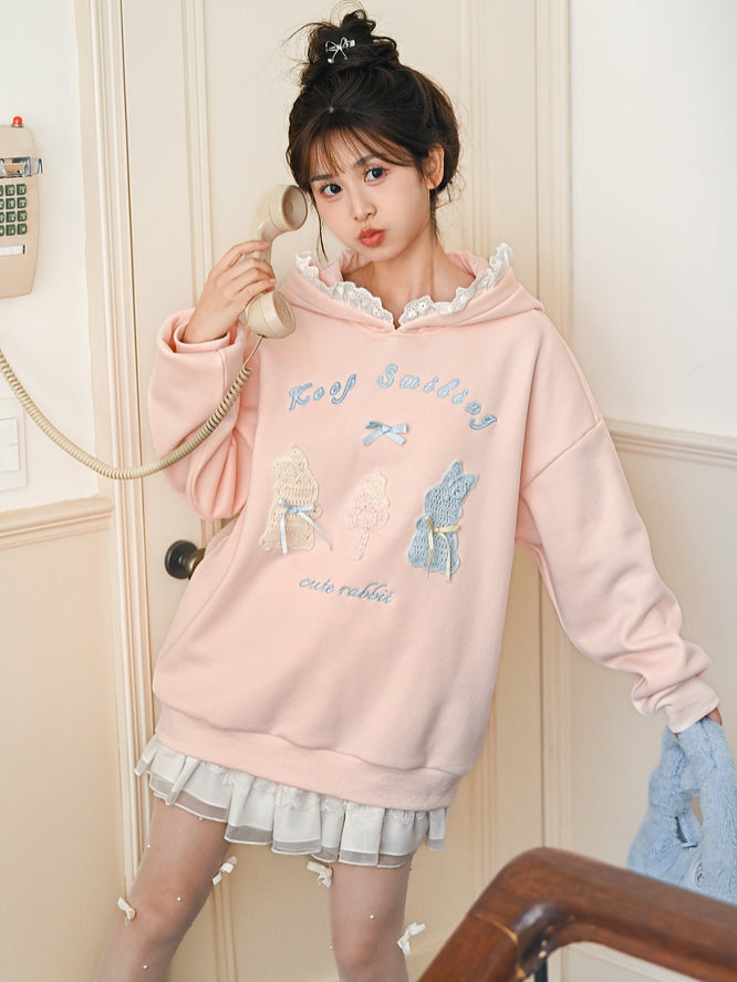 Rosafarbener, süßer Kapuzenpullover mit gehäkelten Häschendetails und Fleecefutter