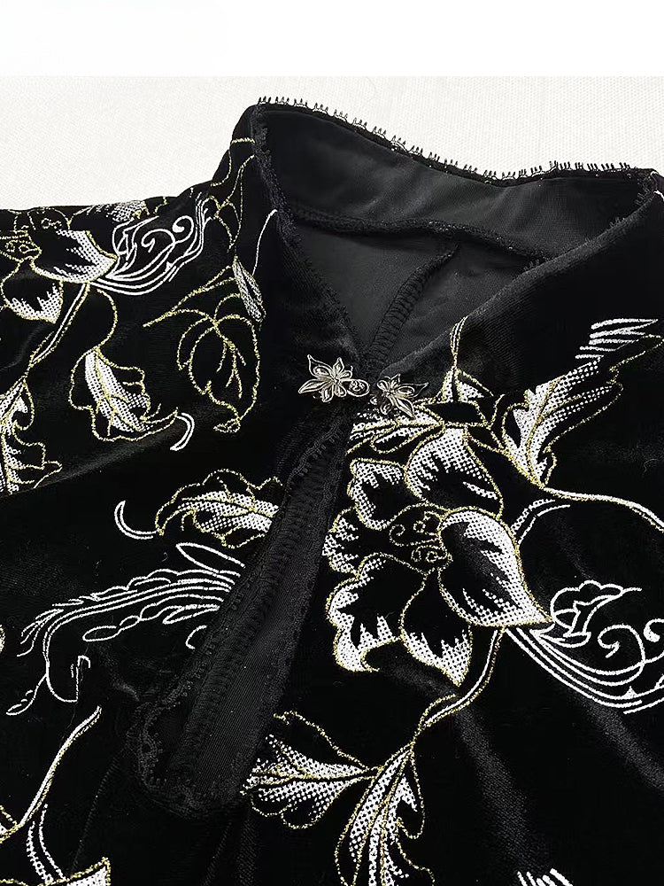 Schwarzes Qipao-Kleid aus Samt mit Blumenstickerei, Ausschnittdetail und Knotenknopf
