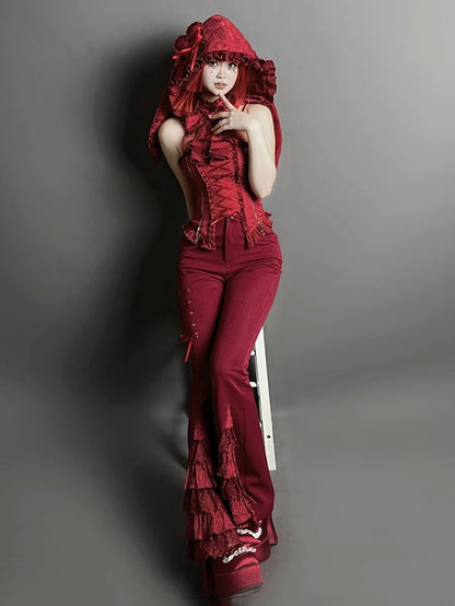 パンツの袖口は赤のレース、ティアードパッチ、フレア