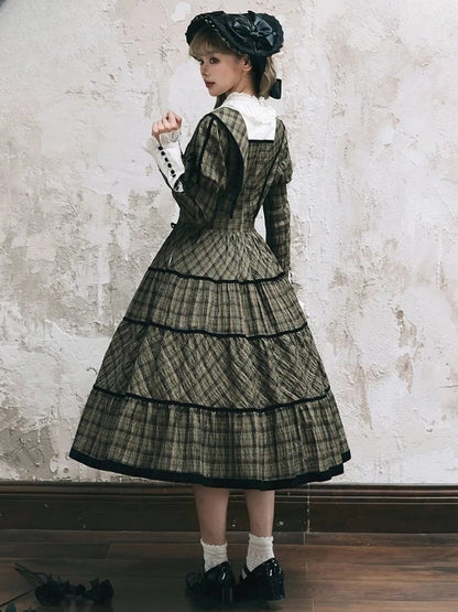 mit Ärmeln, elegantes, klassisches kariertes Kleid und schwarzem, langem Ausschnitt, grüne Paspelspitze, Lolita