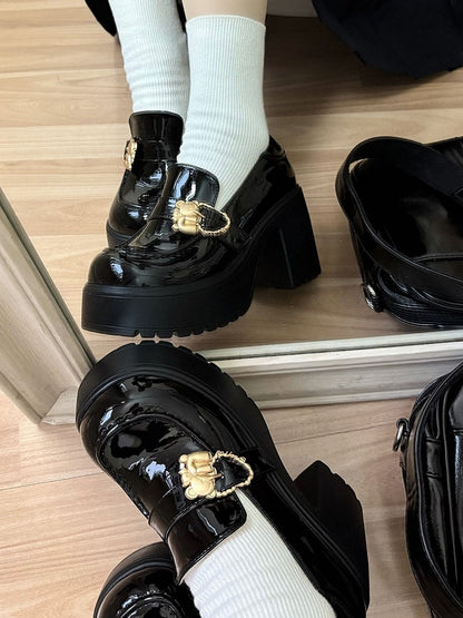 光沢のあるブロックバックルのハイベアプラットフォームスリッポン、ブラックヒール、ハグハート