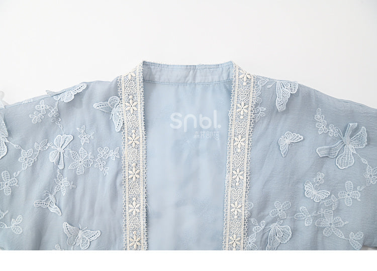 Top mit Quasten und Schmetterlingsdesign, blauer Saum, lange Stickerei, florale Ärmel