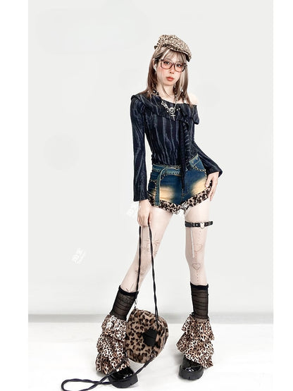 Distressed-Shorts aus blauem Denim mit Leopardenmuster und zotteligem Plüschbesatz