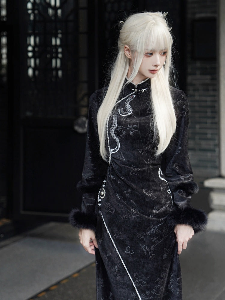 黒のプラッシュカフス、銀色の蛇の刺繍、蝶と竹の葉のチーパオ生地