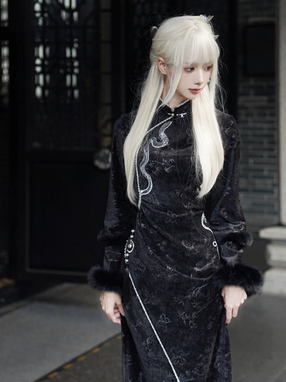 黒のプラッシュカフス、銀色の蛇の刺繍、蝶と竹の葉のチーパオ生地