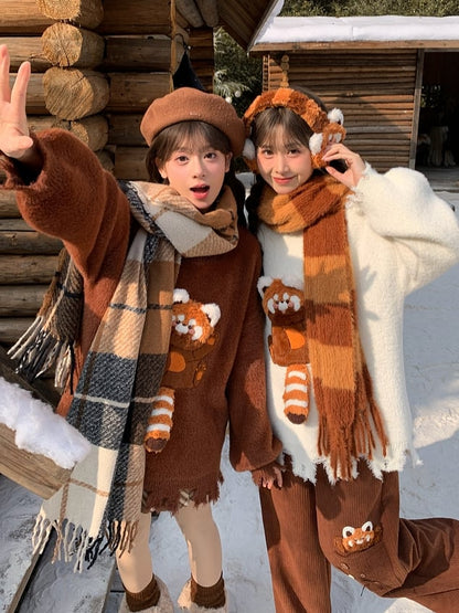 白い可愛いレッサーパンダのディストレストリムのルーズセーター