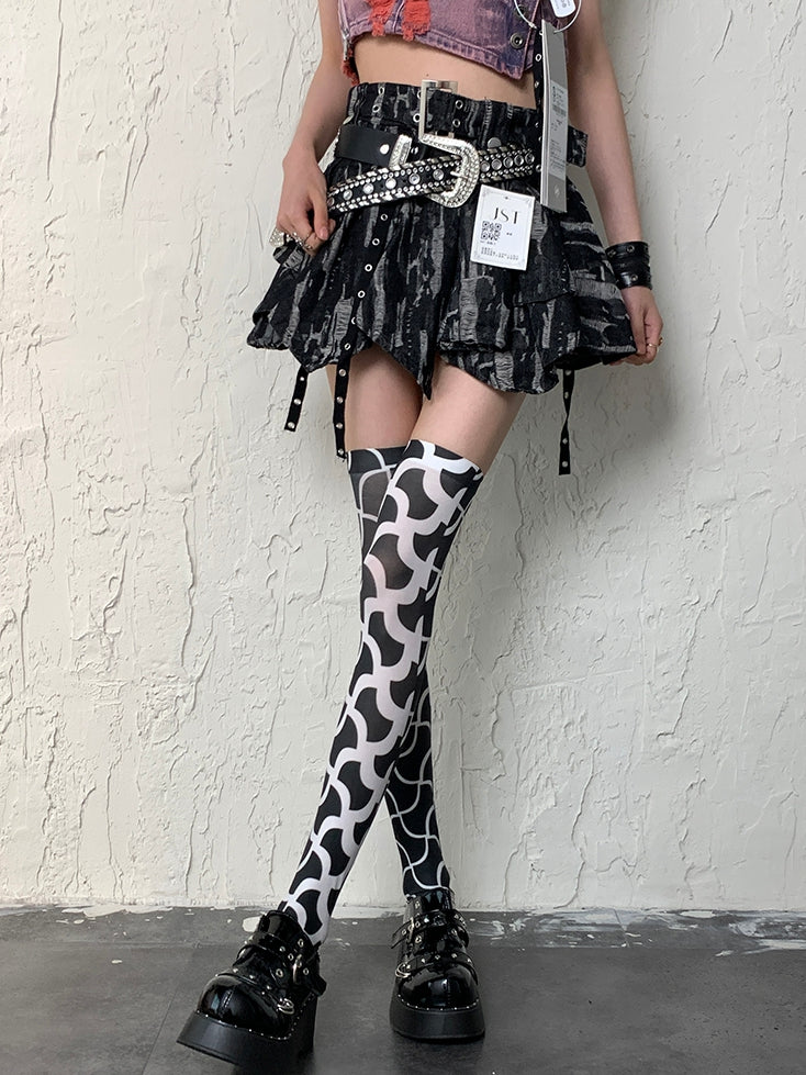 Schwarz-Weiße Overknee-Strümpfe im Y2K-Design mit asymmetrischer Spitze