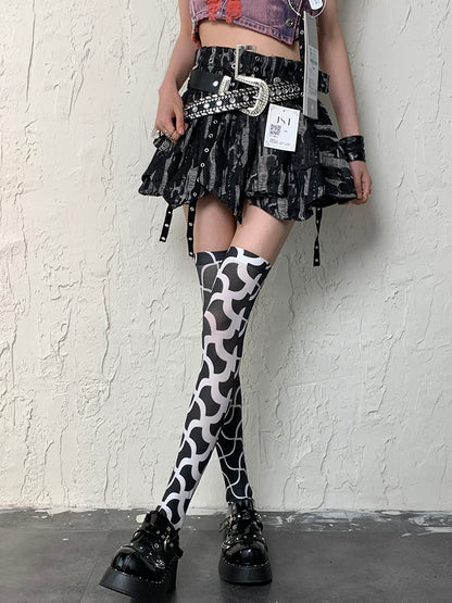 Schwarz-Weiße Overknee-Strümpfe im Y2K-Design mit asymmetrischer Spitze